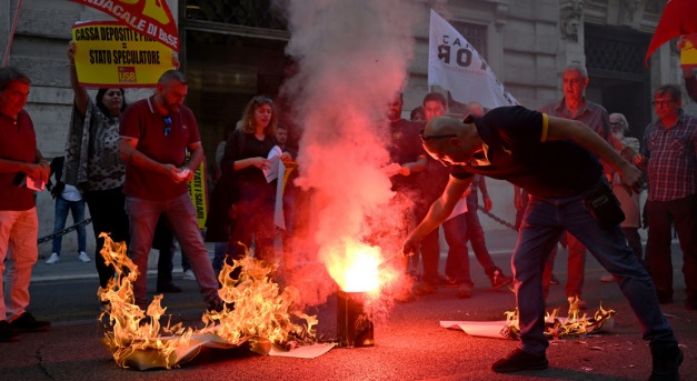 Olaszországban már az utcán égetik a villany- és gázszámlákat